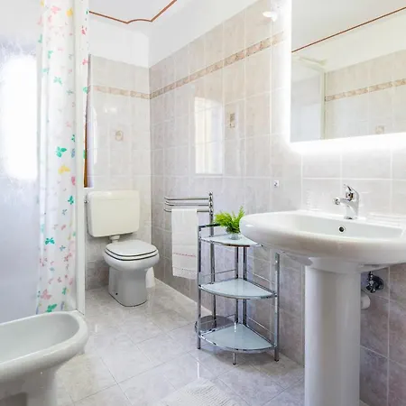 Eden Rock Apartment *