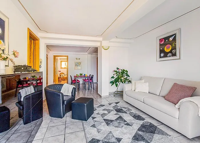 Eden Rock Apartment *